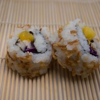 Uramaki 05 Pollo Mango Lechuga Salsa yakitori y Cebolla frita