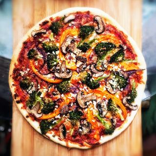 Pizza Vegetariana (Vegetarian Pizza)