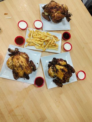 2 Pollo A L'Ast Entero Con Patatas Y Ensalada Hawaiana