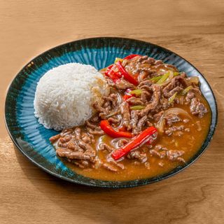 Manzo con verdure servito con riso bianco