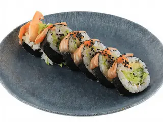Futomaki z zapiekanym łososiem teriyaki i krewetkami w tempurze