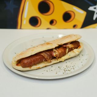 Sendvič sa kobasicom i sirom