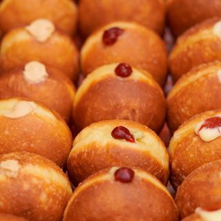 ПАМПУХ З ЗАВАРНИМ КРЕМОМ ТА ПОЛУНИЧНИМ КОНФІ