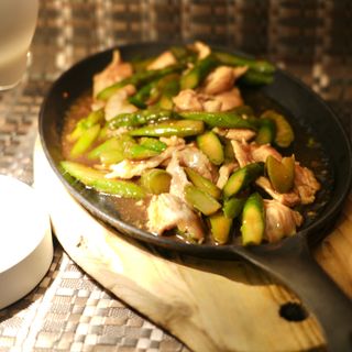Pollo con asparagi alla piastra