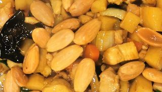 B7 - Frango com Amêndoas