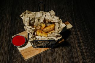 Картопля по-селянські з соусом BBQ