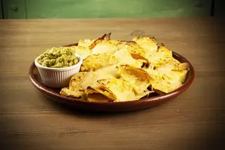 Nachos gratinados y guacamole