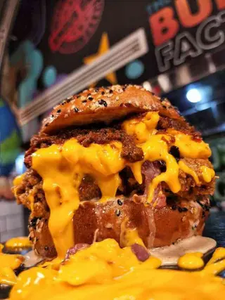 THE MAC N CHEESE BANGER CRISPY CHICKEN BURGR 550GR