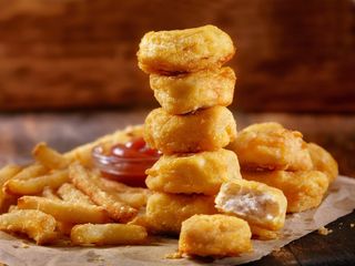 BOX Z NUGGETSAMI (8x nuggetsy, frytki, sos)