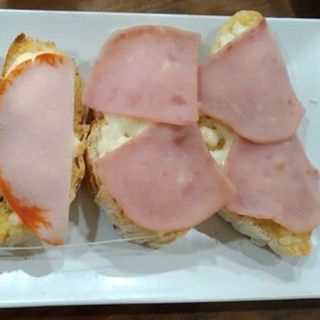 Pan de ajo , jamón y queso