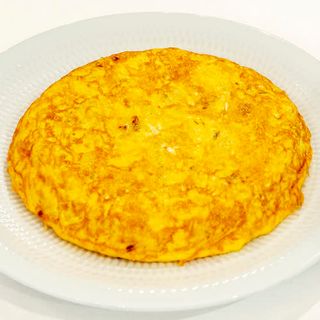 Tortilla melosa de patatas y cebolla pochada.