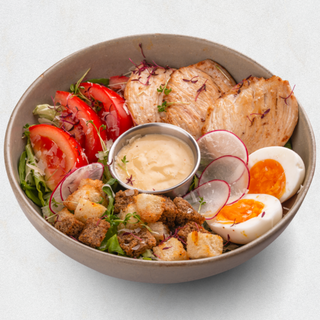 Боул "Цезарь" с курицей на гриле, с томатами и микс салатом