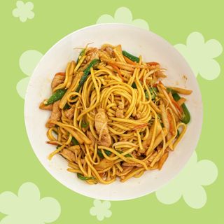 Spaghetti saltati con striscioline di maiale e peperoncini