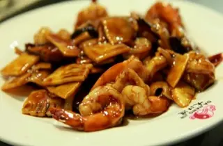 66. Gambas con salsa de setas y bambú