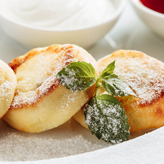 Сырники с малиновым джемом и мороженым