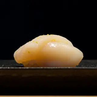 Nigiri de Vieira + Yuzu fresco