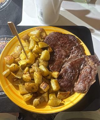 Bistecca chuck roll al piatto con contorno a scelta