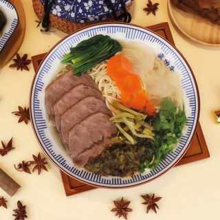 Lamian con ternera y col agria