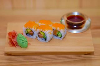 Uramaki de Salmão e Manga