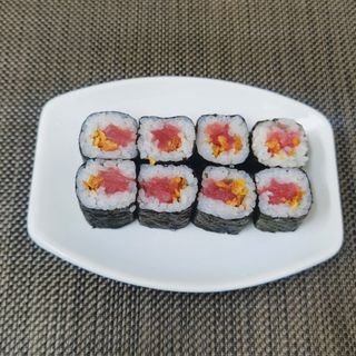 Makis de atún y cebolla crujiente (8 pzas.)