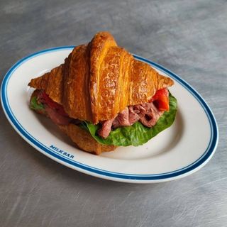 КРУАСАН ІЗ РОСТБІФОМ