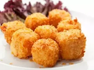 Сирене пане с мед и орехи