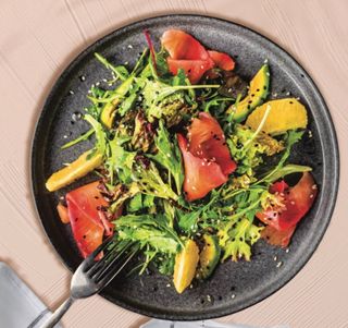 Микс салата с малосольным лососем и бальзамиком