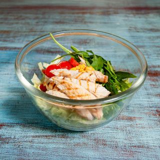 2. Insalata verde, radicchio, pollo, mais, Philadelphia, rucola