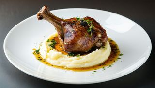 Pulpa de rata confiata cu piure de cartofi si ulei de trufe