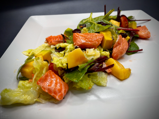 Салат з паровим лососем