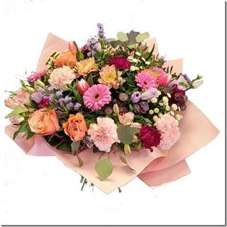 Bukiet z mieszanych kwiatów w odcieniach rózu 