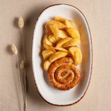 Смажена ковбаска-равлик з картопелькою по-селянськи