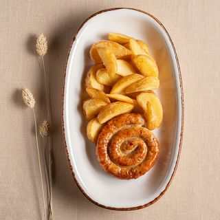 Смажена ковбаска-равлик з картопелькою по-селянськи