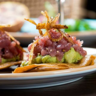 Tapa De Tostadas De Maíz Con Atún Aleta Amarilla Y Guacamole
