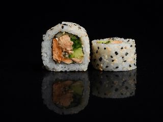 Kalifornia w sezamie z pieczonym łososiem (8 szt.) (280g)