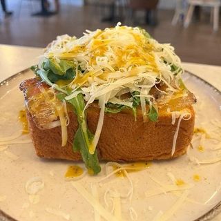 Tosta de papada ibérica, coulis de maracuyá, lascas parmesano, rúcula