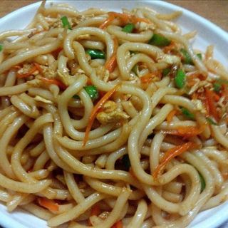 Spaghetti udon saltati con verdure e uovo strapazzato 什菜炒乌冬面