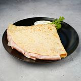 Slana palačinka sa šunkom, kačkavaljem i prilozima