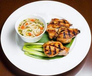 Meniu 1: Pulpe pui grătar + supă de pui cu taitei