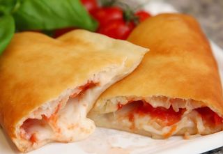 Panzerotto pomodoro e mozzarella