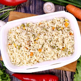 Порция ориз с масло и зеленчуци