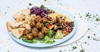 Piatto falafel con verdura