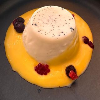 Panna cotta de vainilla con crema de maracuyá 