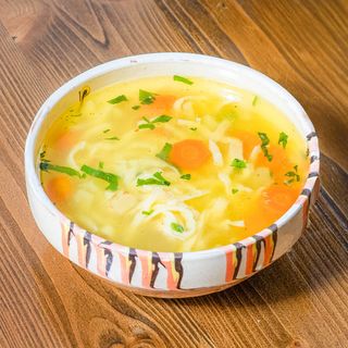 Supă de pasăre cu tăiței de casă