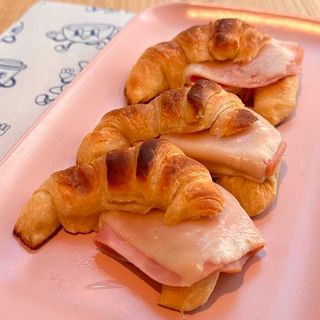 Caja De 6 Medialunas De Jamón Y Queso