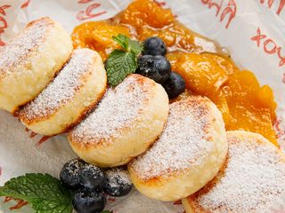 Сирники з карамелізованими персиками