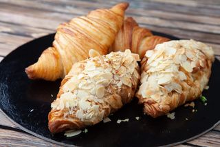 Круассан с миндальным кремом (1 шт.)