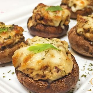 Ración De Champiñones Rellenos De Queso Trufado