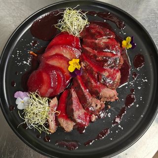 Magret de pato con pera