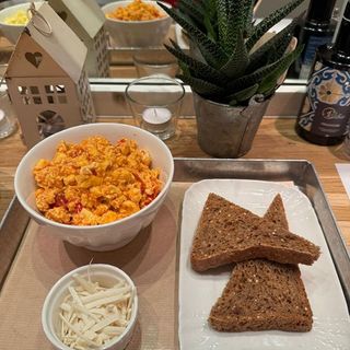 UOVA STRAPAZZATE CON POMODORO